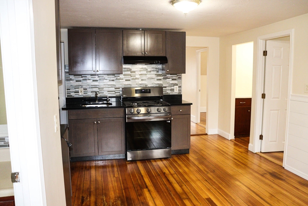 9 Forest Ave Ct, Plymouth