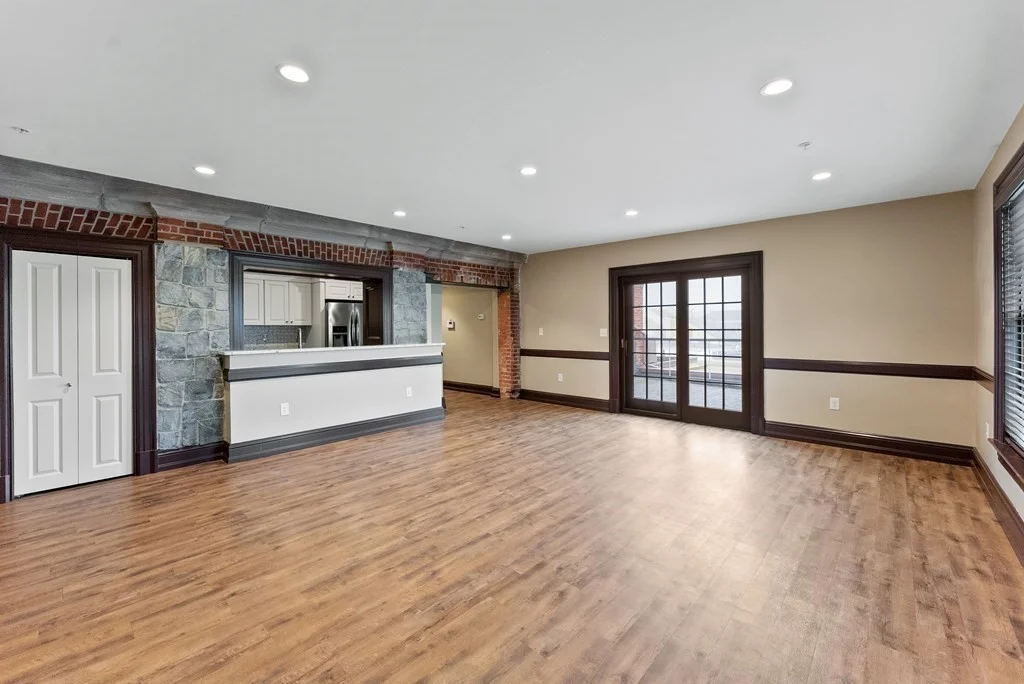 6 Main St Ext, Downtown