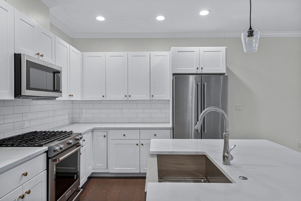 15 Lily Pond Ln, Lexington