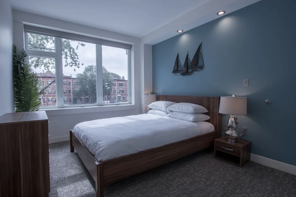 900 Beacon St, Fenway