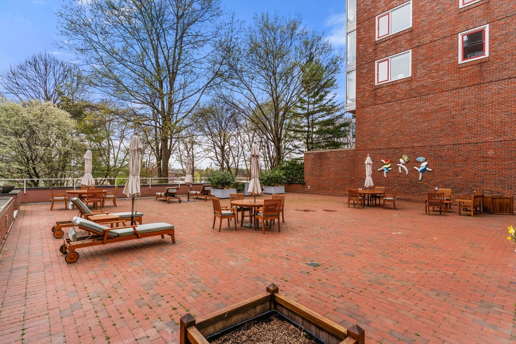 975 Memorial Dr, Harvard Square