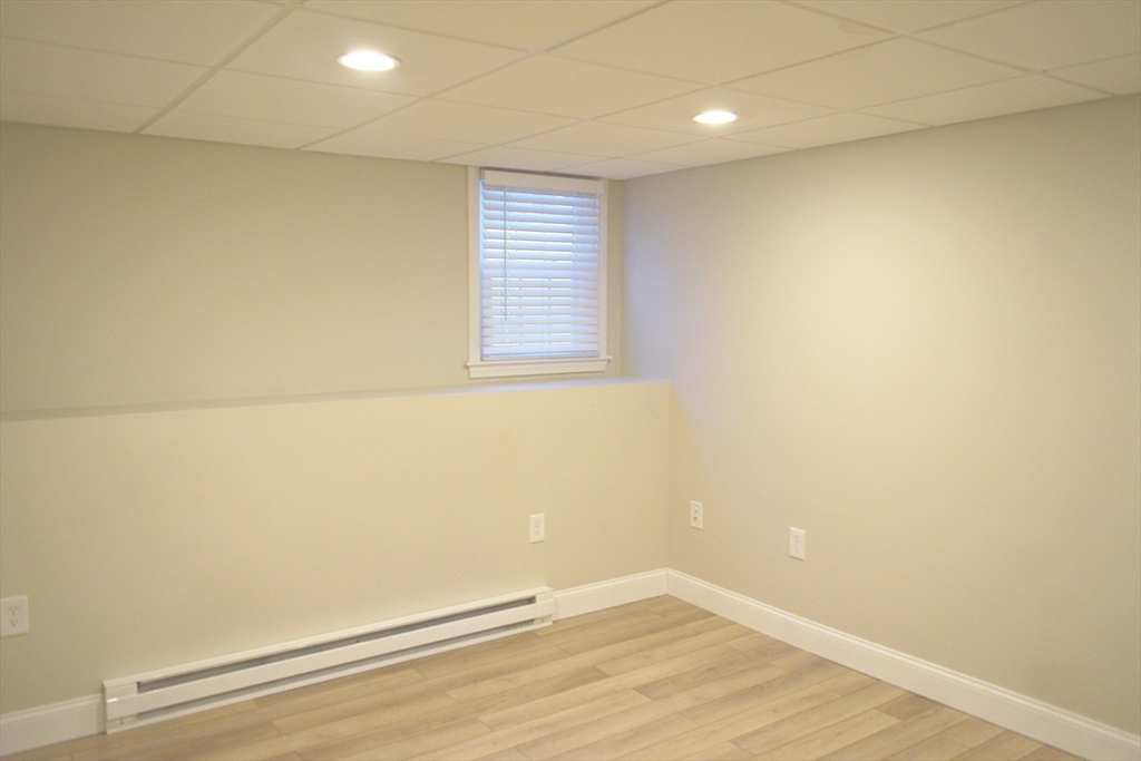 14 Meetinghouse Ln, Millbury