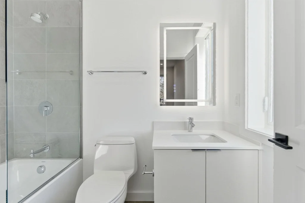 82 Louise Rd, Chestnut Hill