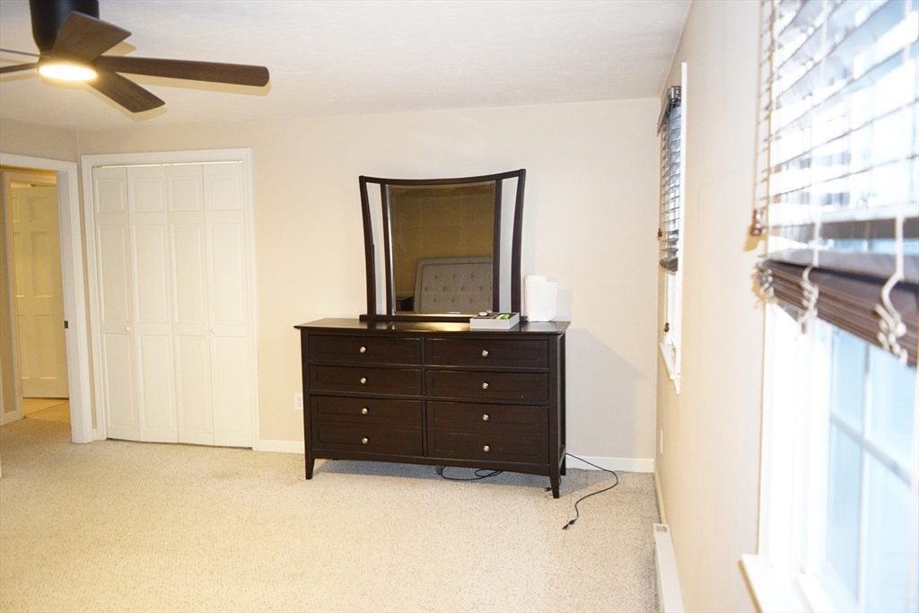 14 Meetinghouse Ln, Millbury