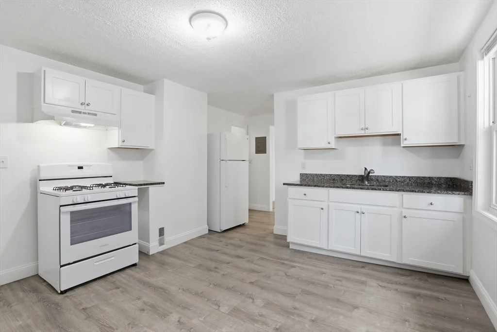 176 Ferry St, Everett