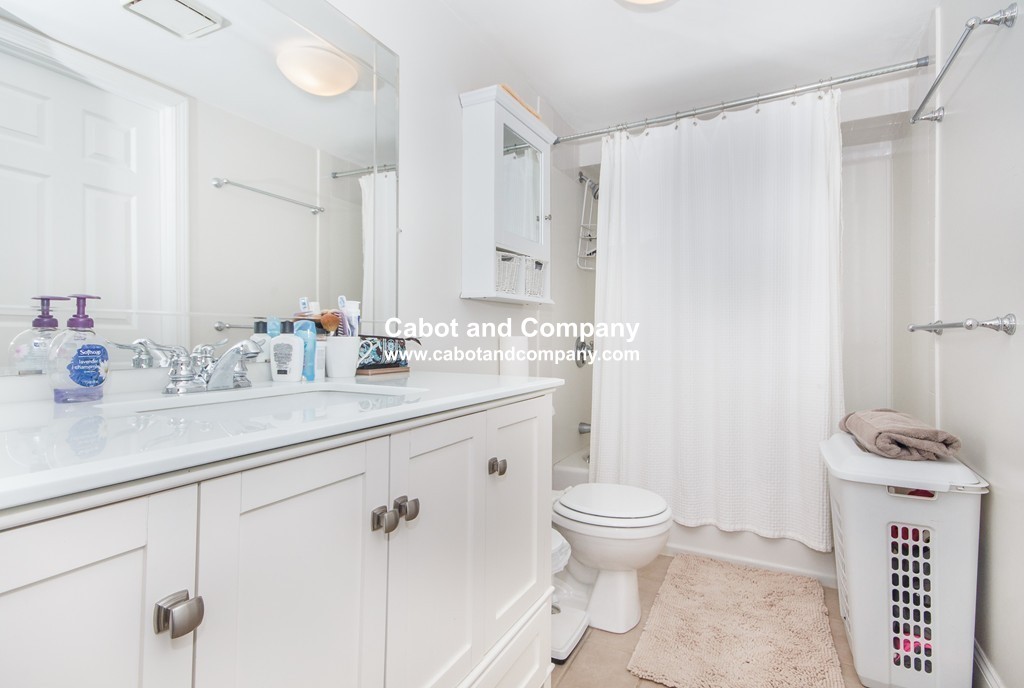 2 Brewer St, Jamaica Plain