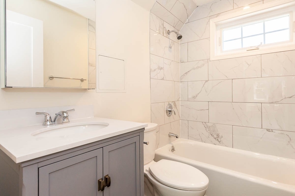 77 Rock Glen, Medford