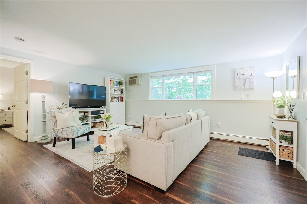 54 Jacqueline Rd, Waltham