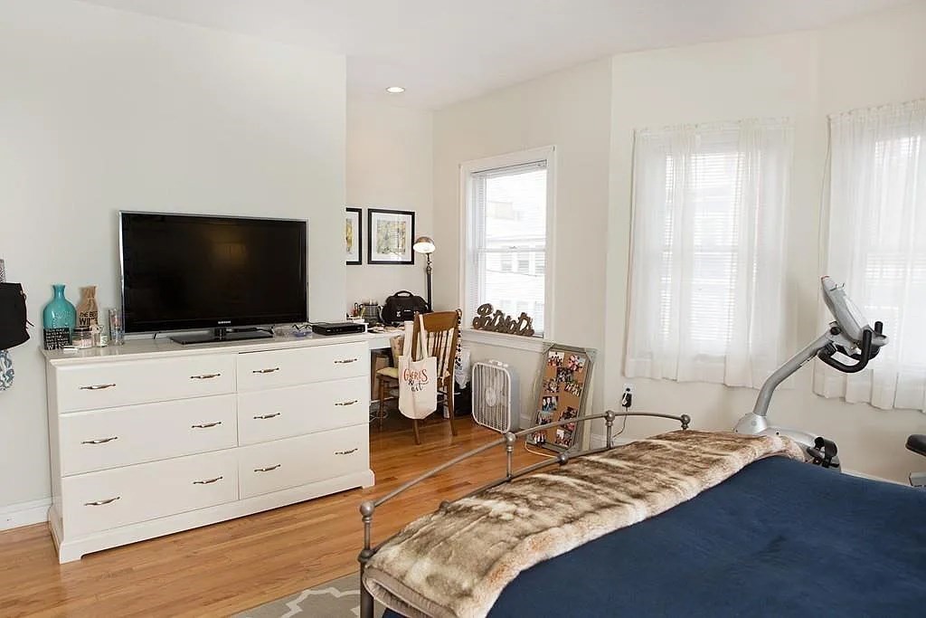 159 W 6th St, South Boston