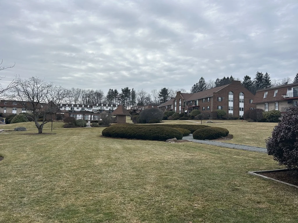 18 Williamsburg Ct, Shrewsbury