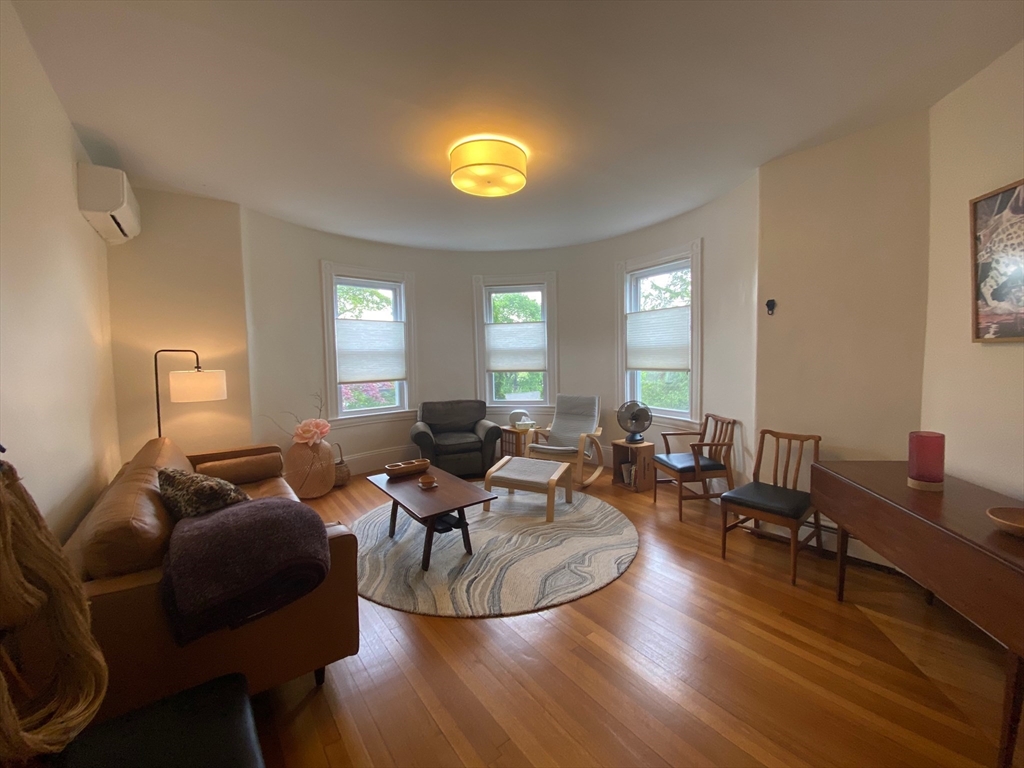 90 Robbins Rd, Arlington Heights