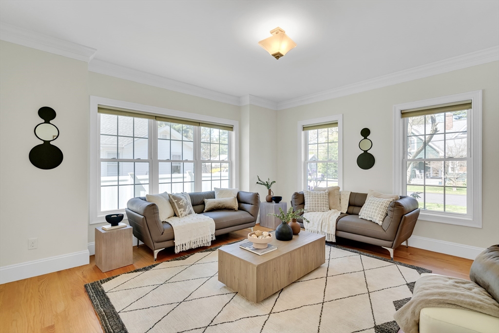 19 Bryn Mawr Rd, Wellesley