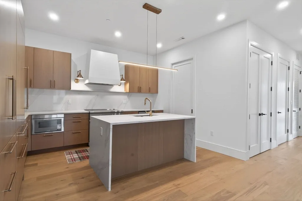 1114 Beacon, Newton Highlands
