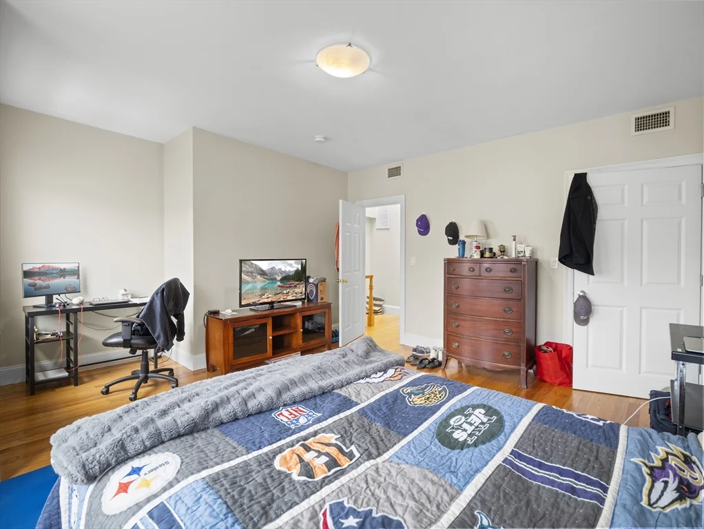 157 W 6th St, South Boston