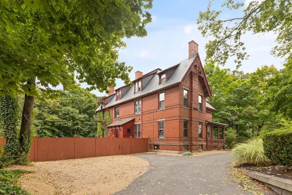 2 Rangeley Rd, Winchester