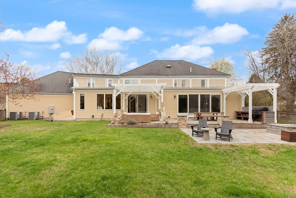 25 Saddle Club Rd, Lexington