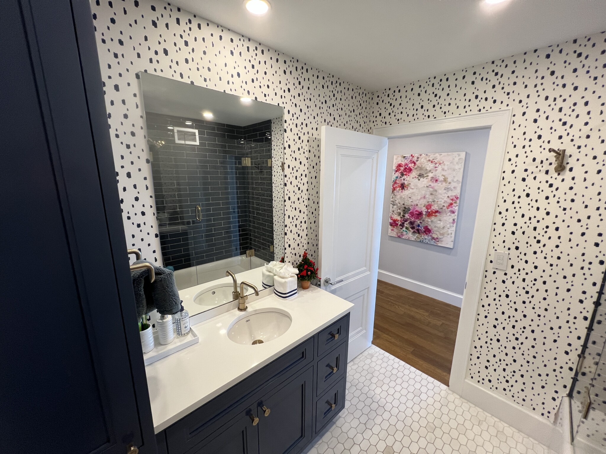 85 East India Row, Downtown