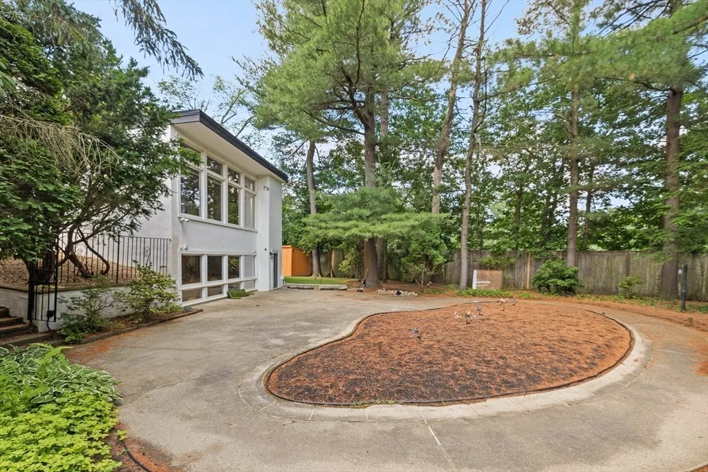 11 Patterson Rd, Lexington