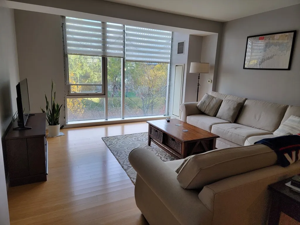 2 Earhart, Cambridge