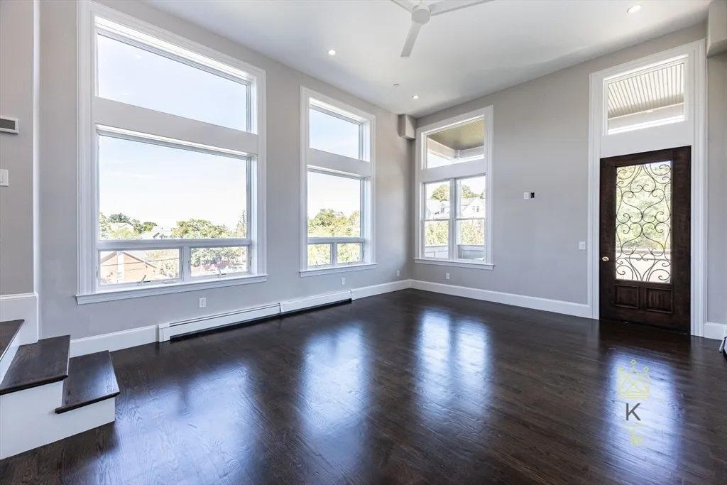 85 Regent St, Roxbury