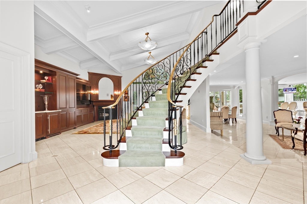 25 Laurus Ln, Newton