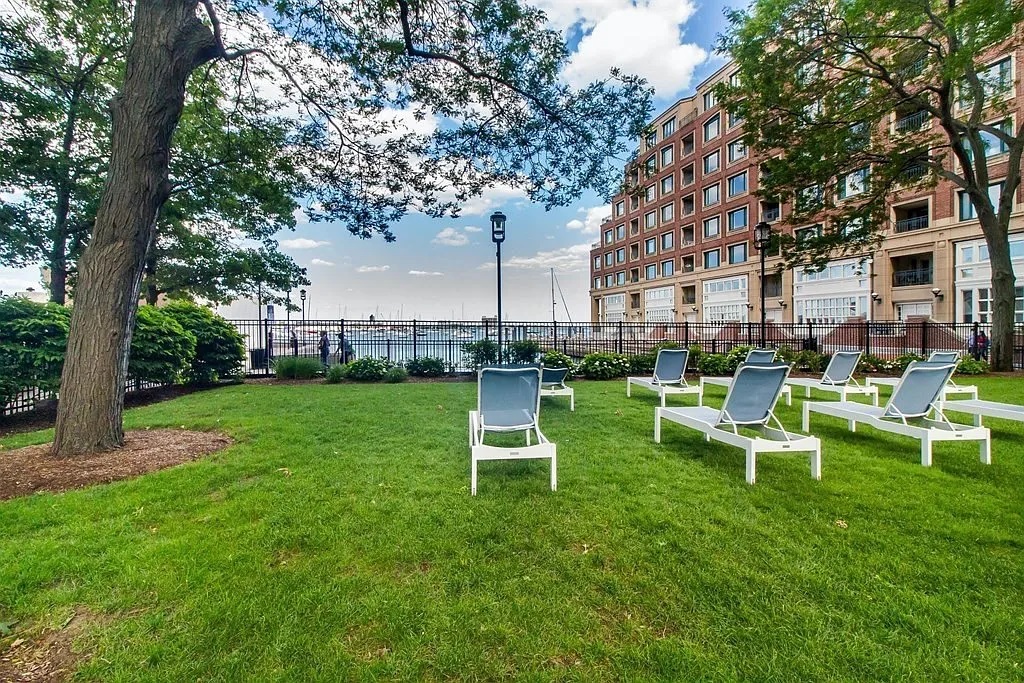 85 East India Row, Downtown