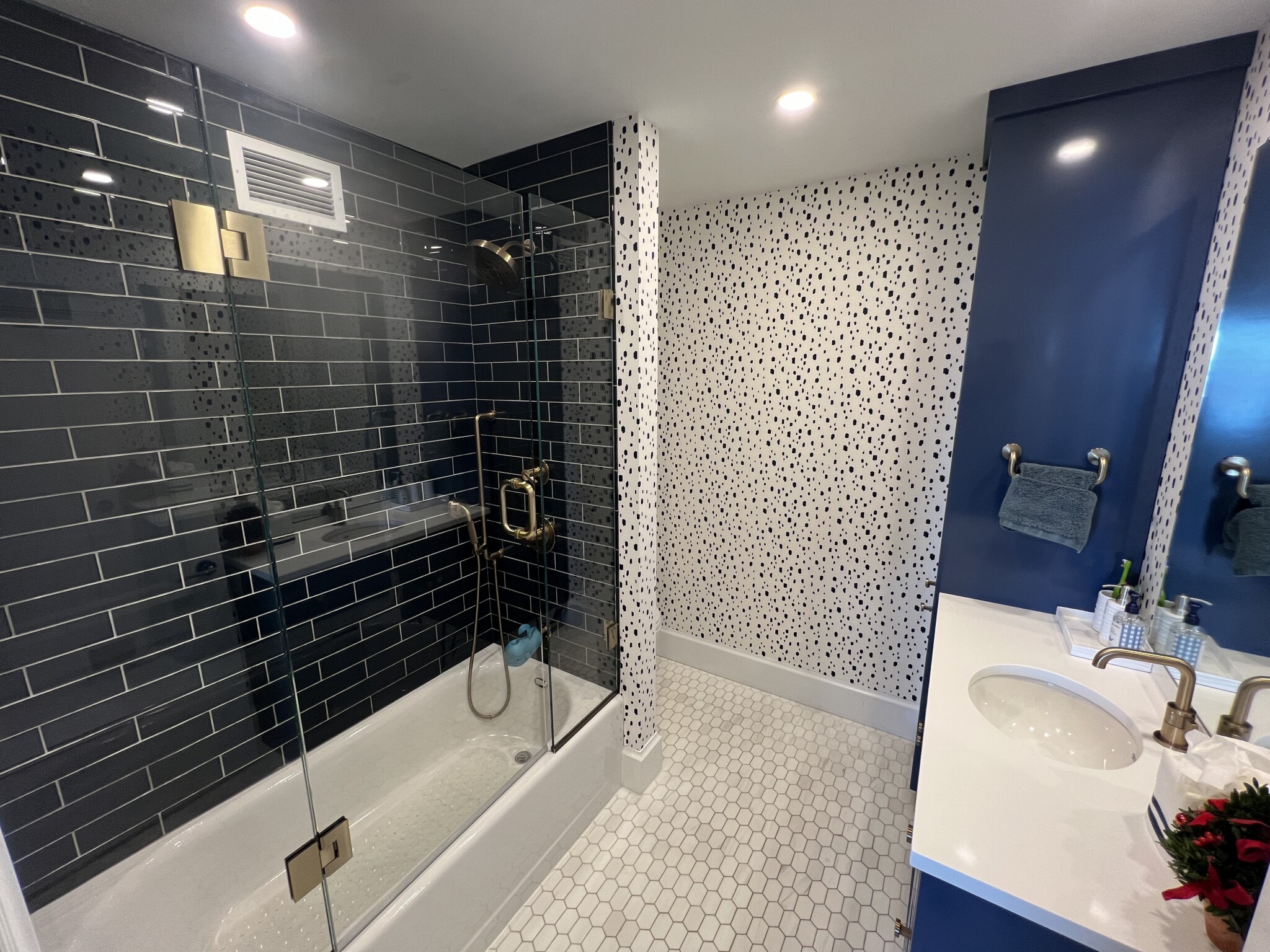 85 East India Row, Downtown