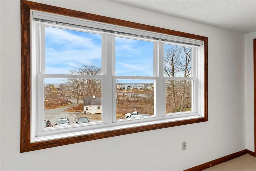 3 Sandpiper Ln, Long Beach