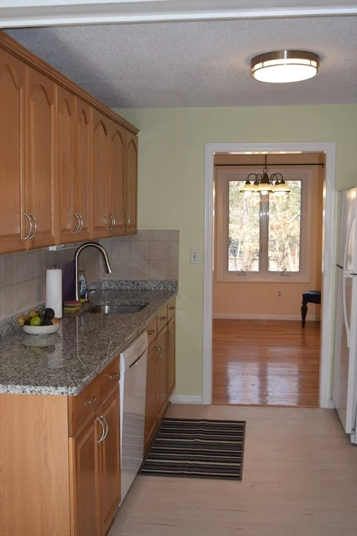 11 Hilltop Ln, Easton