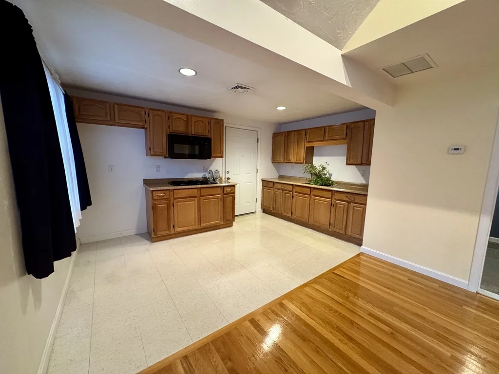 38 North Main St, Carver