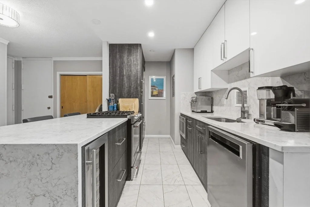 65 E India Row, Downtown