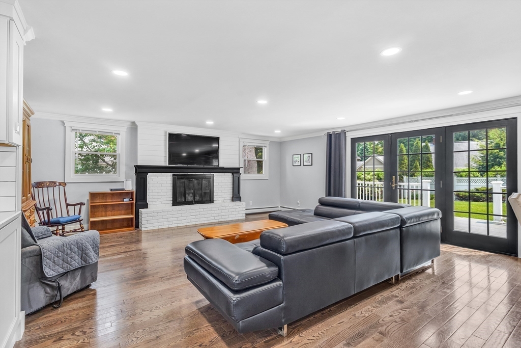 4 Oakridge Ave, Natick