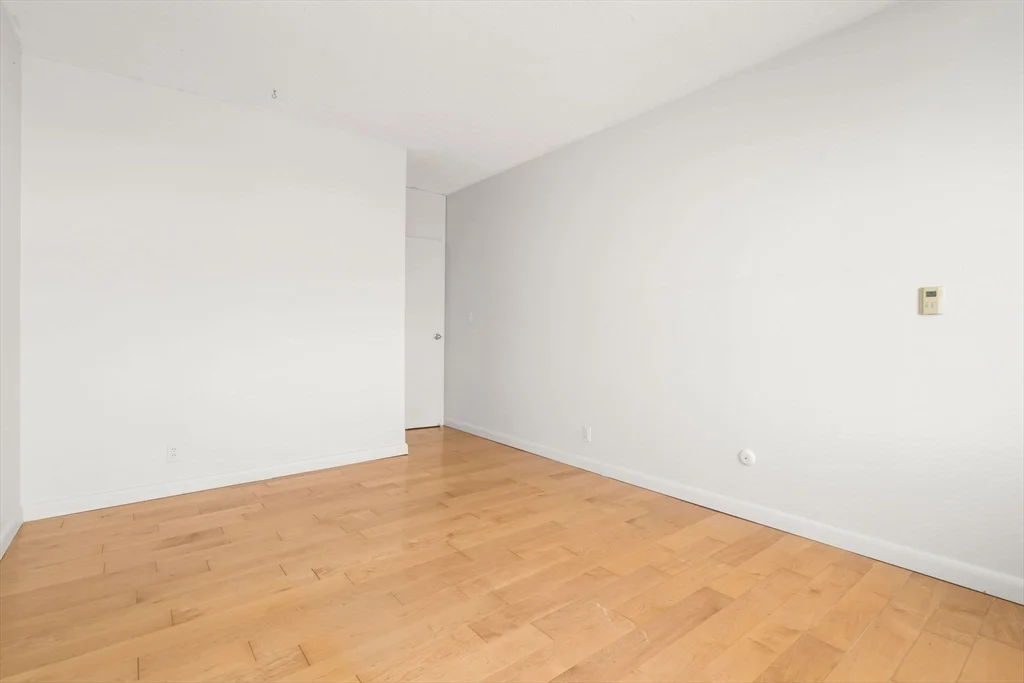 85 East India, Waterfront