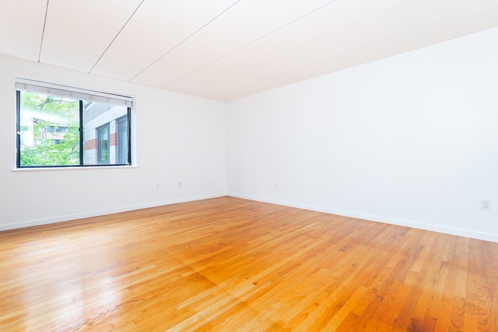 1933 Commonwealth Ave, Brighton