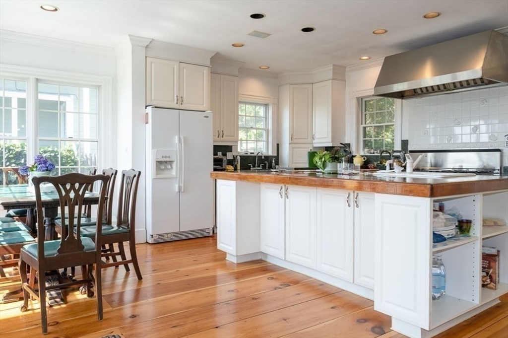 4 Spray Ave, Marblehead