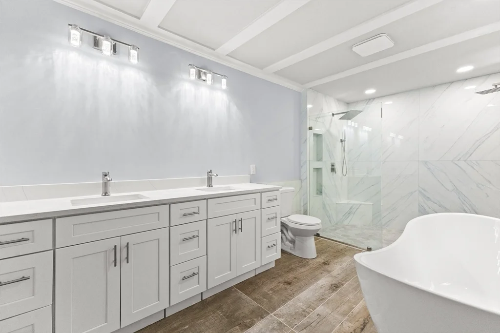 24 Country Club Dr, Plymouth