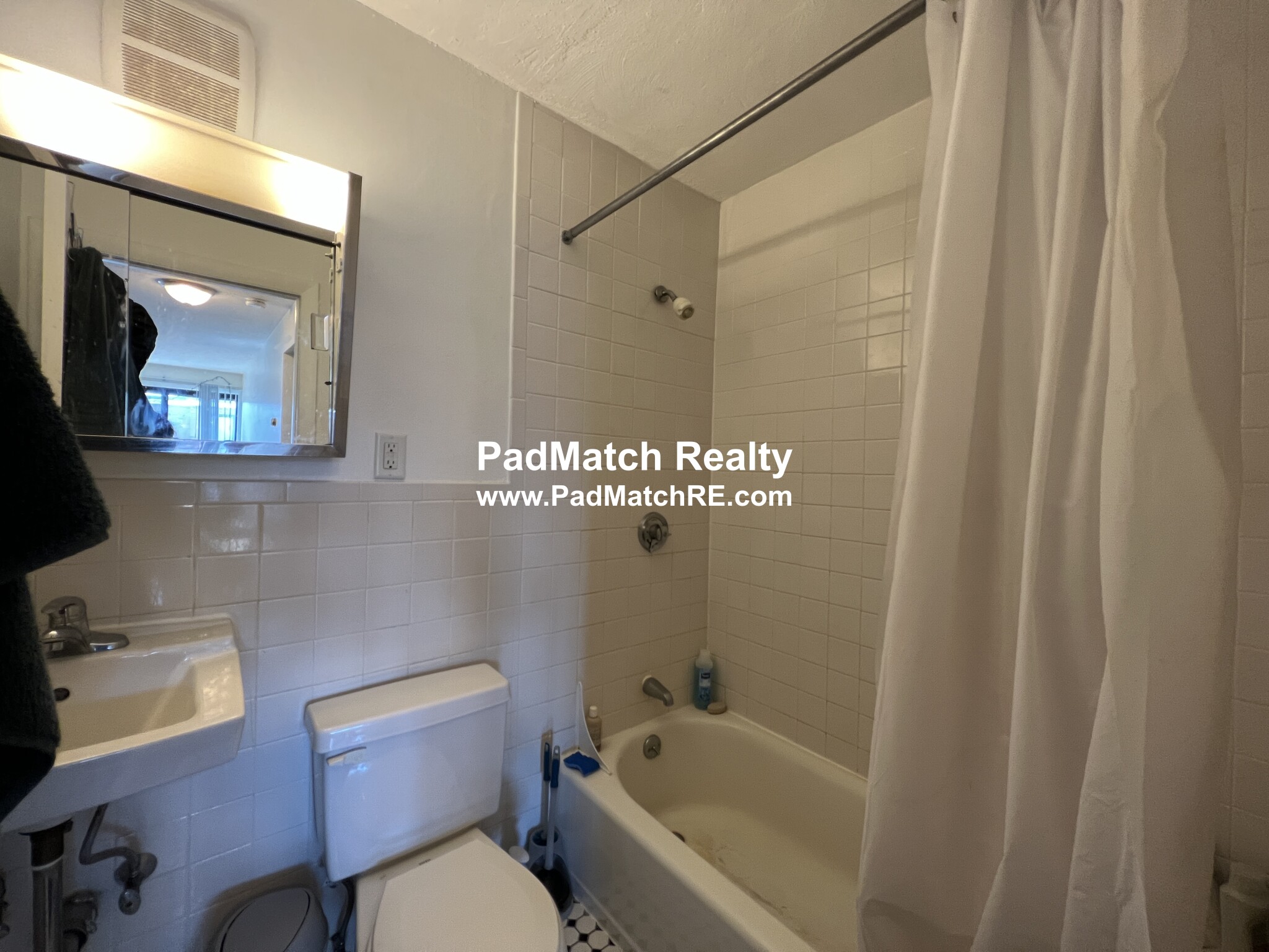 3 bed, 1.5 bath apartment for rent at 1932 Beacon St Unit 3, Brighton — photo 7 of 8
