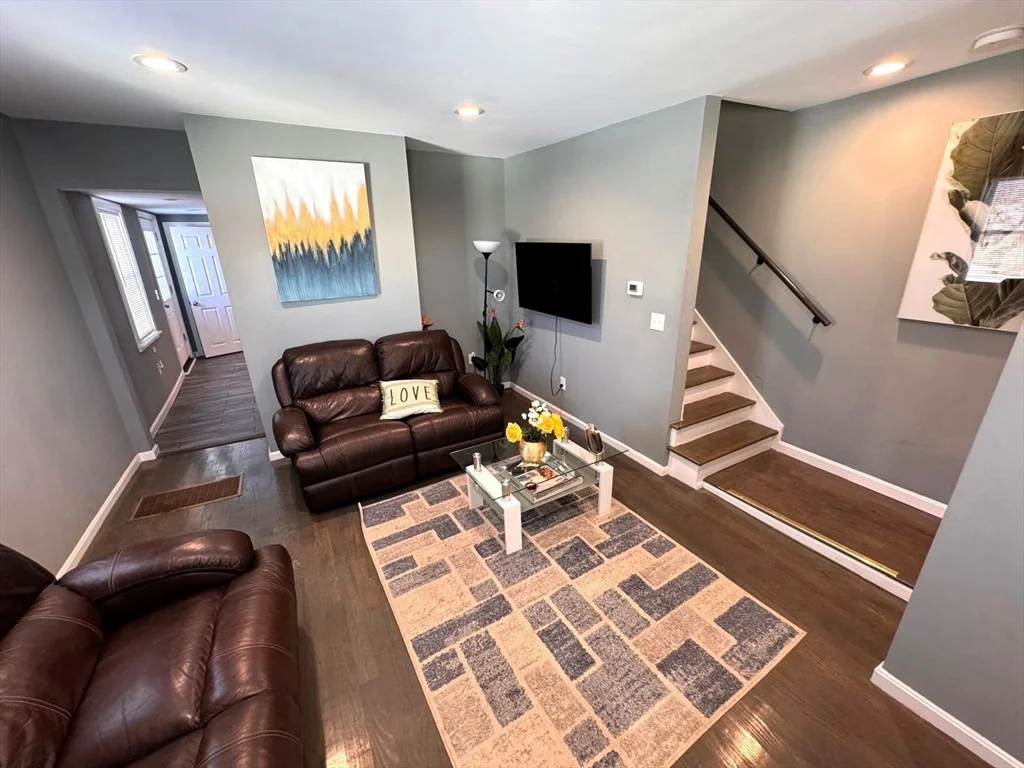 60 Cedar St, Waltham