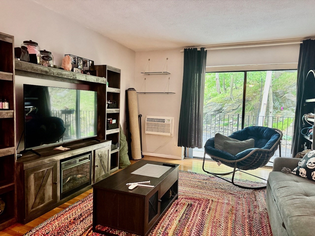 10 Linda Ln, Dorchester