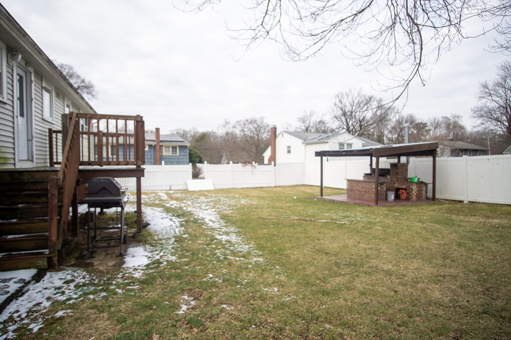 63 Mcgarvey Rd, Stoughton