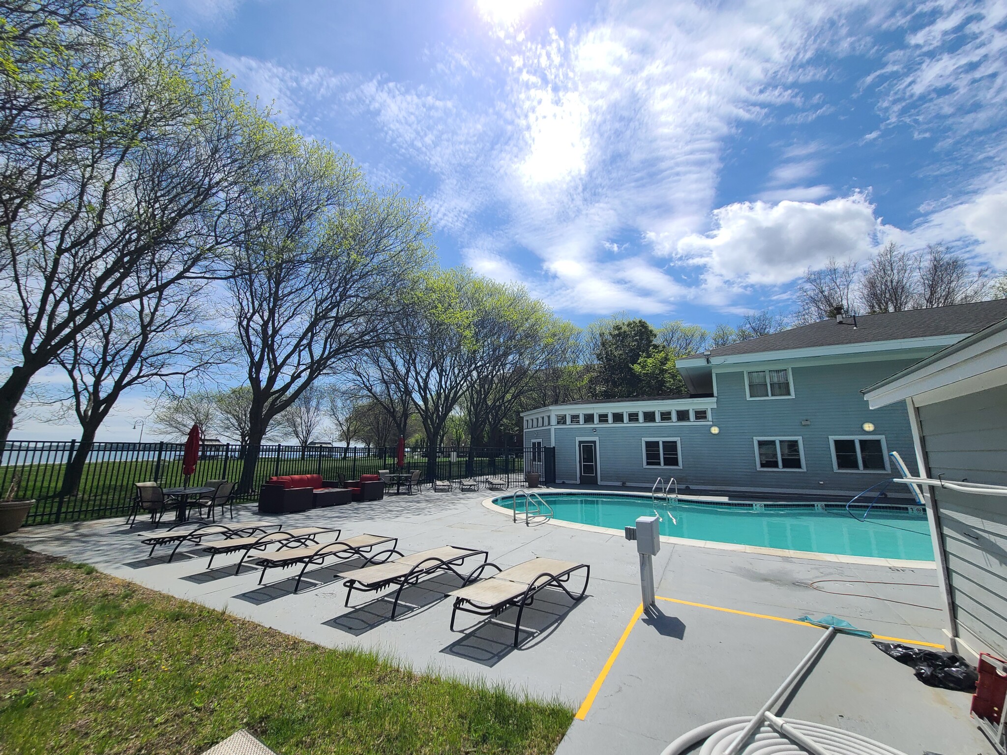 1 South Point Dr, Dorchester