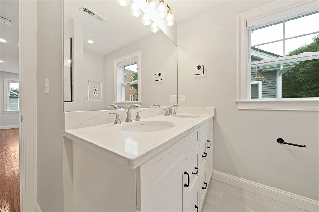 15 Lakeview Ave, Waltham