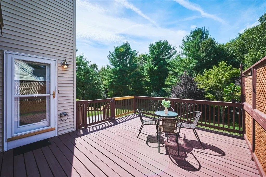 27 Cranberry Ln, Burlington