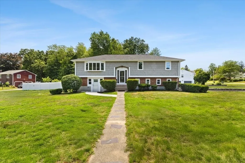 19 Coach Ln, Norwood