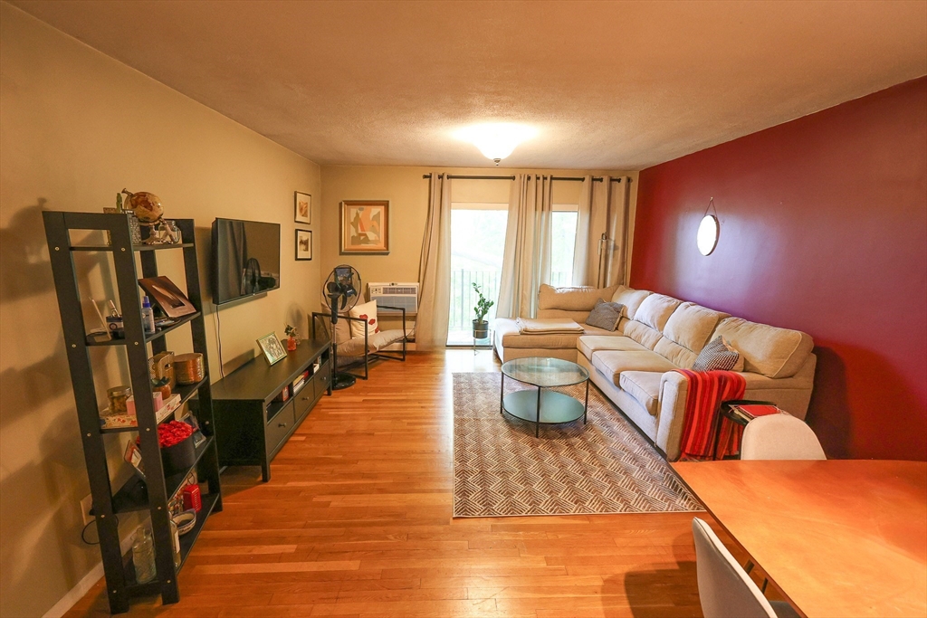 10 Linda Ln, Dorchester