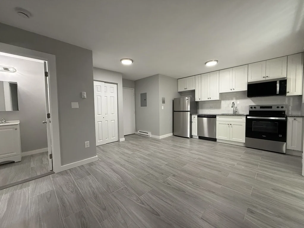 565 Hyde Park Ave, Roslindale