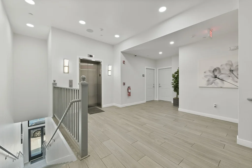 64 Market, Lynn