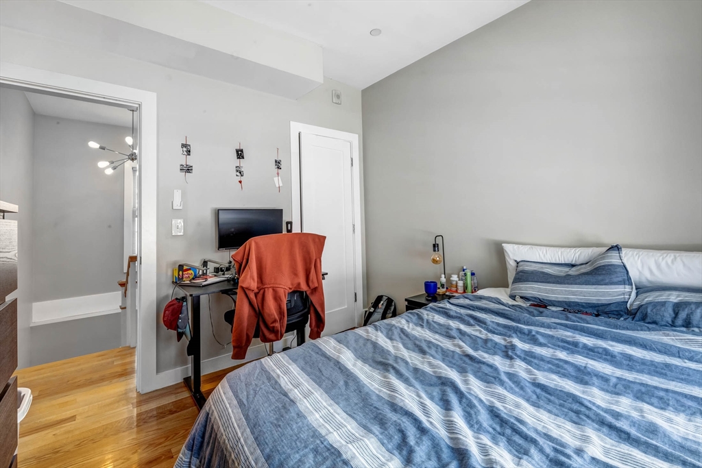 8 W Bellflower St, Dorchester