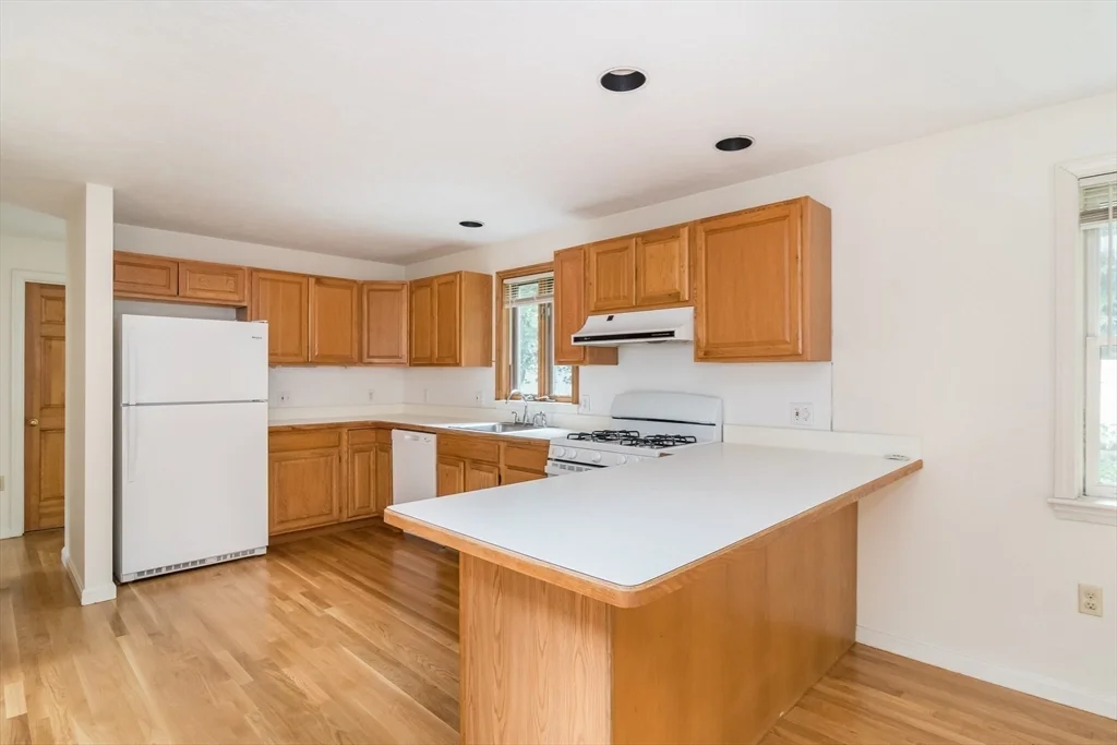 4 Randall Ct, Natick
