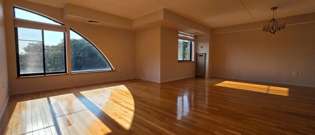 200 Ledgewood Dr, Stoneham